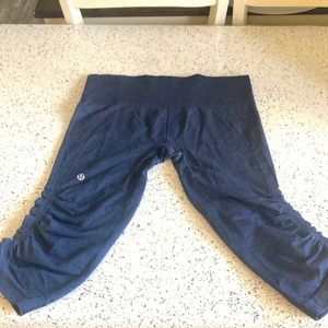 NWT Lululemon In The Flow Crop II leggings sz 8 with scrunch detail. Navy blue